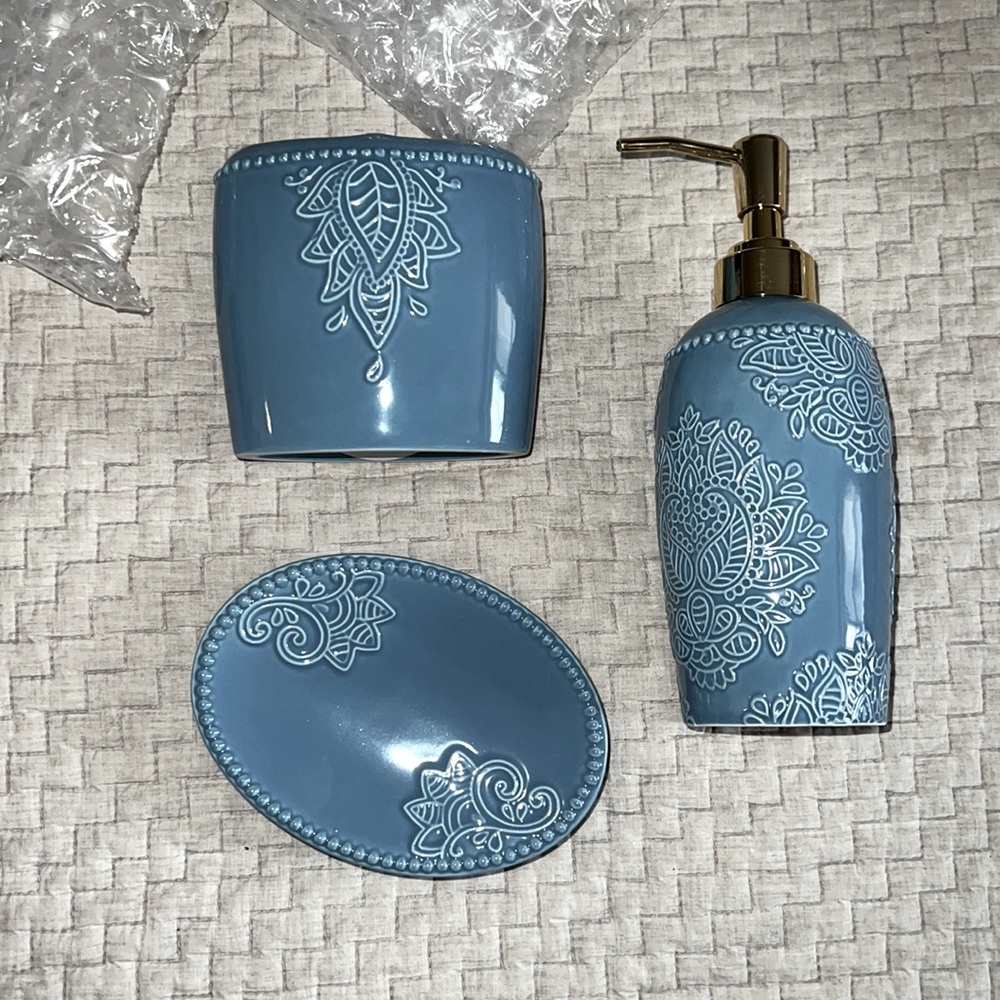 Opalhouse set of Santorini blue ceramic bath decor. New!
